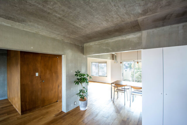 既存の間仕切りや扉を取り払った大きなワンルーム空間は、どこにいても家族の気配が感じられてお子さんを見守りやすい。「広い床の上をのびのびと走り回れるのもこの家のよさですね」と黒瀬さん。ぐるりと回遊できる動線もお子さんがワクワクできるポイント