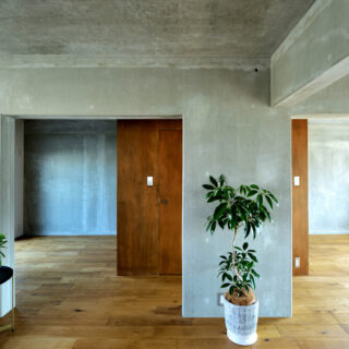 高い天井や開口、ハイドアによる「今っぽさ」とは正反対の、少し低めの天井や開口こそが「団地らしさ」。既存物件の特徴をそのまま個性として生かすことも、リノベーションの面白さのひとつだ。制約をいかに魅力に変えていくかが、建築家のセンスと経験の見せどころ