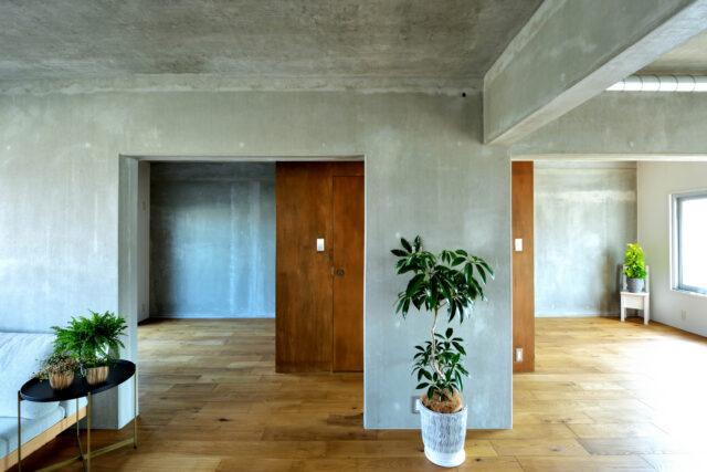 高い天井や開口、ハイドアによる「今っぽさ」とは正反対の、少し低めの天井や開口こそが「団地らしさ」。既存物件の特徴をそのまま個性として生かすことも、リノベーションの面白さのひとつだ。制約をいかに魅力に変えていくかが、建築家のセンスと経験の見せどころ