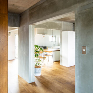 空間を細かく仕切らないことで、東・西・北の三面に窓から入る光が部屋の隅々にまで届き、明るい住まいに