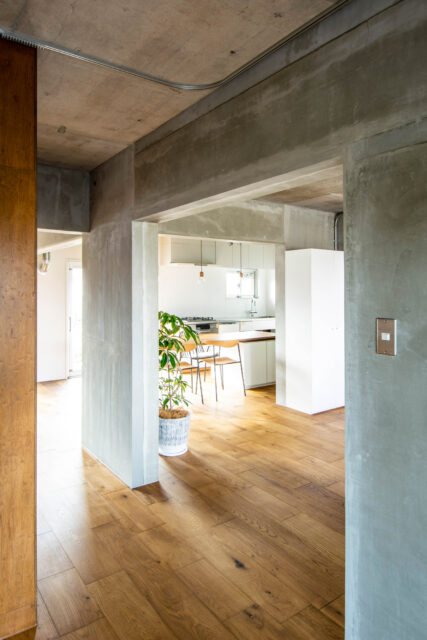 空間を細かく仕切らないことで、東・西・北の三面に窓から入る光が部屋の隅々にまで届き、明るい住まいに