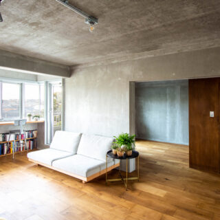 隣家の視線を気にする必要のない団地の一室で、カーテンのいらない暮らしを楽しんでいる黒瀬さん。ソファに座れば、視線の先に豊かな緑と広い空だけが目に入り、都心の住宅地ではなかなか感じることのできない開放感とゆとりに包まれる