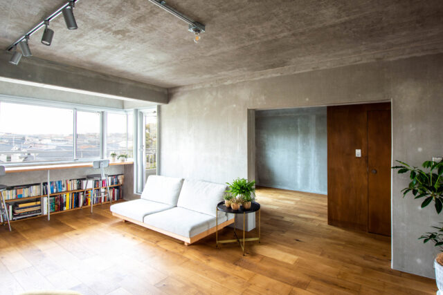 隣家の視線を気にする必要のない団地の一室で、カーテンのいらない暮らしを楽しんでいる黒瀬さん。ソファに座れば、視線の先に豊かな緑と広い空だけが目に入り、都心の住宅地ではなかなか感じることのできない開放感とゆとりに包まれる