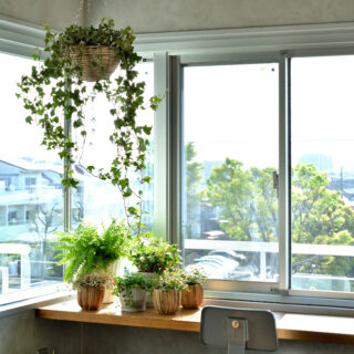 自然光に包まれる出窓のカウンタースペース。緑が目に入り豊かな気持ちになれる居心地のいい空間だ