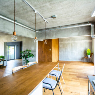 家族の食卓、ワークスペース、お子さんの遊び場と、さまざまな用途に活躍しているダイニングテーブル。こちらも黒瀬さんがデザイン＆造作したオリジナル。書類やお子さんのおもちゃを大胆に広げられるワイドなサイズで、下部は収納スペースとしても活用している