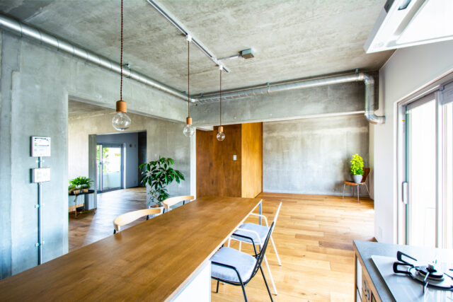 家族の食卓、ワークスペース、お子さんの遊び場と、さまざまな用途に活躍しているダイニングテーブル。こちらも黒瀬さんがデザイン＆造作したオリジナル。書類やお子さんのおもちゃを大胆に広げられるワイドなサイズで、下部は収納スペースとしても活用している