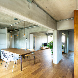 間仕切りや扉は必要最小限に。部屋をあえて仕切らないことによる豊かさと、家全体が受け入れる光と風をどこにいても感じられる家。一体感がありながらもコンクリートの梁によって視覚的なゾーニングが叶い、生活シーンに合わせて空間を使い分けることもできる