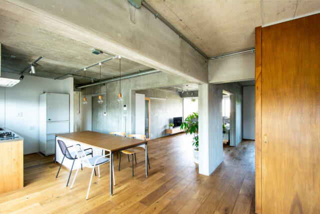間仕切りや扉は必要最小限に。部屋をあえて仕切らないことによる豊かさと、家全体が受け入れる光と風をどこにいても感じられる家。一体感がありながらもコンクリートの梁によって視覚的なゾーニングが叶い、生活シーンに合わせて空間を使い分けることもできる