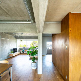 ラフに仕上げる内装は暮らしながらカスタマイズがしやすく、DIYでコストを抑えられるメリットもある。黒瀬さんご自身、親族に手伝ってもらいワイワイ作業をしたことも家づくりのいい思い出になっているそう。「簡単な工事なら一緒に手を動かせるのでご相談ください」