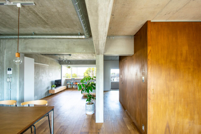ラフに仕上げる内装は暮らしながらカスタマイズがしやすく、DIYでコストを抑えられるメリットもある。黒瀬さんご自身、親族に手伝ってもらいワイワイ作業をしたことも家づくりのいい思い出になっているそう。「簡単な工事なら一緒に手を動かせるのでご相談ください」