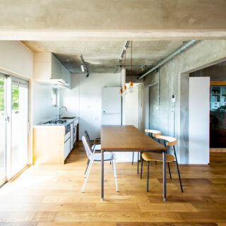 リノベーション時に断熱改修を行い、外周に面する壁には新たに断熱材を施工。部屋を閉め切って過ごすのが好きではない黒瀬さんは、夏は窓を開けて風を感じ、冬でも換気をしっかり行うなど、外の空気に触れる心地よさを大切にしながら暮らしている