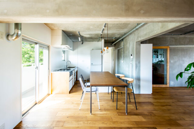リノベーション時に断熱改修を行い、外周に面する壁には新たに断熱材を施工。部屋を閉め切って過ごすのが好きではない黒瀬さんは、夏は窓を開けて風を感じ、冬でも換気をしっかり行うなど、外の空気に触れる心地よさを大切にしながら暮らしている