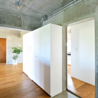 玄関からキッチン・水回りに直行できる動線も用意。来客時は引き戸を閉め切って目隠しすることが可能