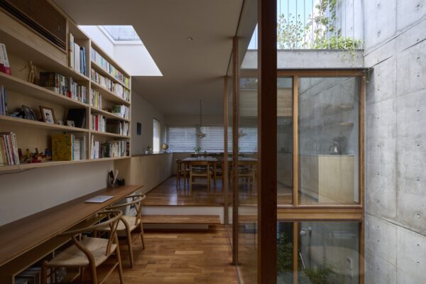 敷地20坪で、中庭＆屋上庭園付きの二世帯 ガラスの吹抜けが美しいコートハウス