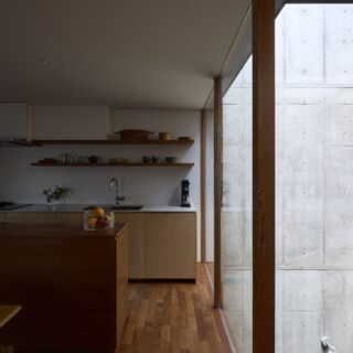 子世帯は2つのカウンターが並列するキッチンをオリジナルで造作し、写真手前のカウンターには高級感のあるチェリー材を使用。生活空間のインテリアになじむ家具のようなキッチンを目指し、引き出しや収納の取っ手をなくすなど細部にこだわってデザインした