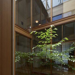 中庭。有名アニメの舞台のモデルともいわれる、山形の銀山温泉の街並みを彷彿とさせるレトロな建築美