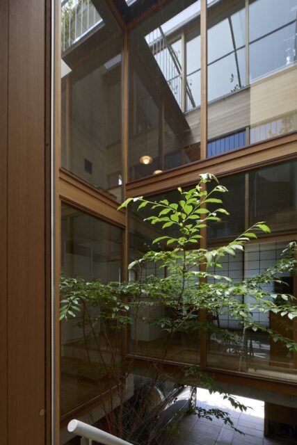 中庭。有名アニメの舞台のモデルともいわれる、山形の銀山温泉の街並みを彷彿とさせるレトロな建築美