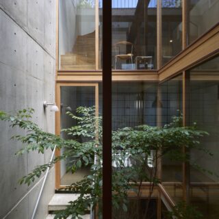 中庭の外階段から1階へ。建物の奥半分は半地下があるので、住居の１階は地面から少し浮いている