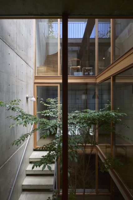 中庭の外階段から1階へ。建物の奥半分は半地下があるので、住居の１階は地面から少し浮いている