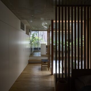 親世帯。寝室などのプライベート空間とその他のスペースの仕切りは縦格子。空間がしっかりゾーニングされているが窓越しのバルコニーの緑まで見通せて、ゆったりとした気分でくつろげる