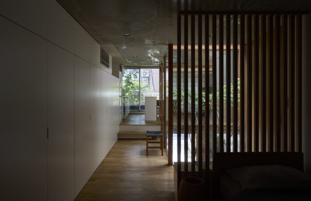 親世帯。寝室などのプライベート空間とその他のスペースの仕切りは縦格子。空間がしっかりゾーニングされているが窓越しのバルコニーの緑まで見通せて、ゆったりとした気分でくつろげる