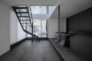 三角形の変形敷地は、余白を活用。ひとり時間も、大勢での集いも楽しめる家