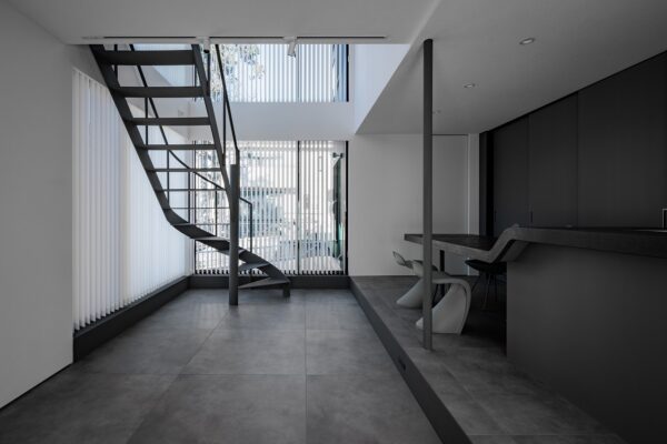 三角形の変形敷地は、余白を活用。ひとり時間も、大勢での集いも楽しめる家