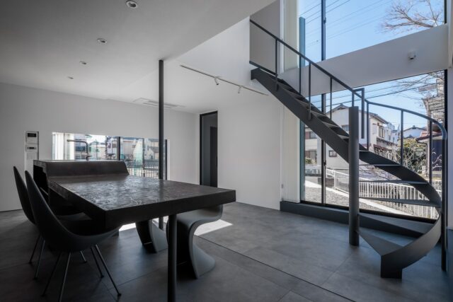 1階LDK。質感が感じられる素材をテーブルや床などに選び、かつ要望のモノトーン配色もグラデーションを取り入れて色味を決定した。おかげで室内に入る光から生まれる陰影が美しく、空間に奥行きが感じられるようになった