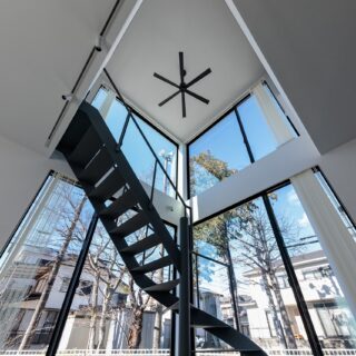 LDKは吹き抜けを活用し2方向を大開口した。記念碑のおかげで隣家まで距離があり、視線は気にならない