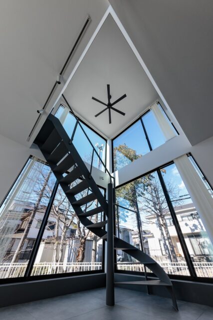 LDKは吹き抜けを活用し2方向を大開口した。記念碑のおかげで隣家まで距離があり、視線は気にならない