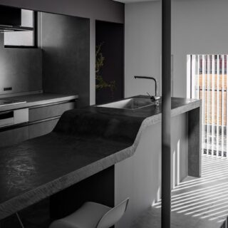 キッチン、ダイニングテーブルは造作ならではのラインの美しさが際立つ。大きなテーブルはパーティーシーンでも役立ちそう