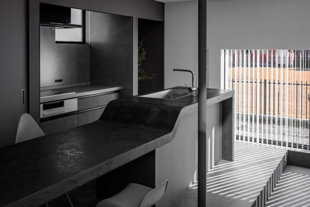 キッチン、ダイニングテーブルは造作ならではのラインの美しさが際立つ。大きなテーブルはパーティーシーンでも役立ちそう