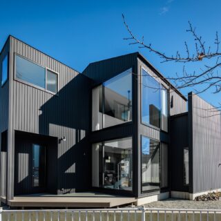 記念碑側、南西から見た外観。吹き抜けの角右側にサウナを設置し、中央のデッキで寛ぐ。さらにデッキから直接出入りできるよう計画した浴室でシャワーを浴びることを想定している