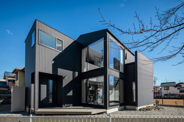 記念碑側、南西から見た外観。吹き抜けの角右側にサウナを設置し、中央のデッキで寛ぐ。さらにデッキから直接出入りできるよう計画した浴室でシャワーを浴びることを想定している