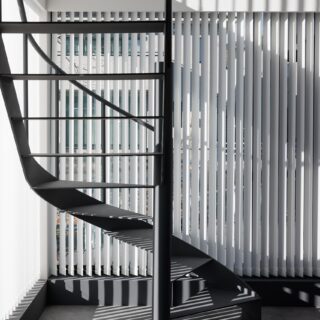 階段は位置的に切り返しが必要だった。そこで戸川さんは螺旋を提案。ホテルライクな優雅さも感じられる