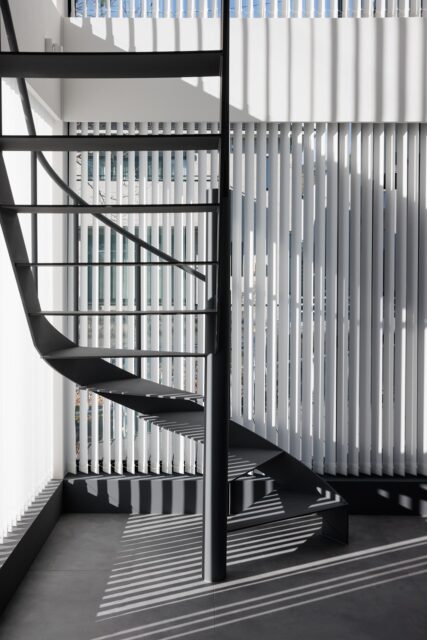 階段は位置的に切り返しが必要だった。そこで戸川さんは螺旋を提案。ホテルライクな優雅さも感じられる