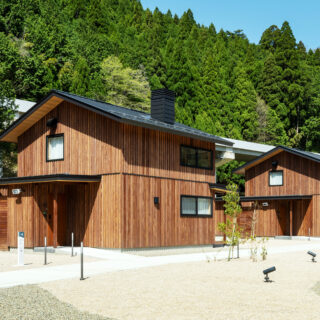 B棟外観。村で推進している「百年の森林構想」の取り組みから、全棟の外壁は地域の木材を使用した。軒を深く出して外壁が受けるダメージをコントロールするなど、劣化の対応ももちろんしているが、実は木材はとても強く、素材自体がだめになることはほぼないとのこと
