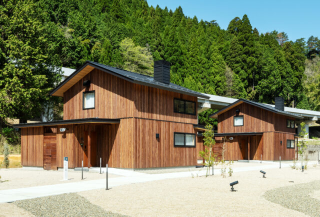 B棟外観。村で推進している「百年の森林構想」の取り組みから、全棟の外壁は地域の木材を使用した。軒を深く出して外壁が受けるダメージをコントロールするなど、劣化の対応ももちろんしているが、実は木材はとても強く、素材自体がだめになることはほぼないとのこと
