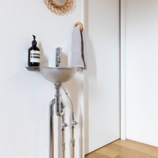 1階、玄関脇に設けた手洗い。小物の選び方に奥さまのセンスが光る