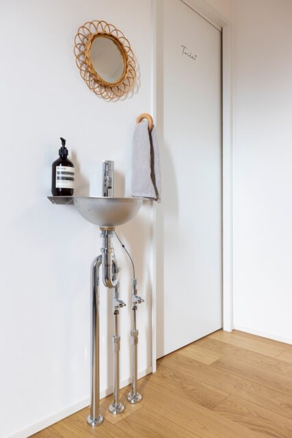 1階、玄関脇に設けた手洗い。小物の選び方に奥さまのセンスが光る