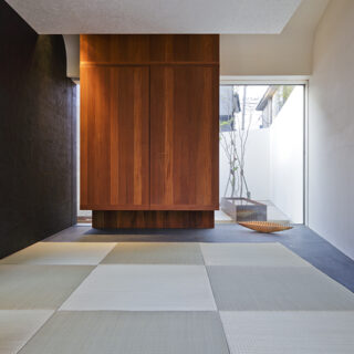 アネックス棟の離れのような和室。壁の一部を石川県輪島から職人を招いて漆塗りとし、琉球畳の周りにはリン酸処理した鉄を用いて床の間に見立てるなど、和モダンな空間を演出。
