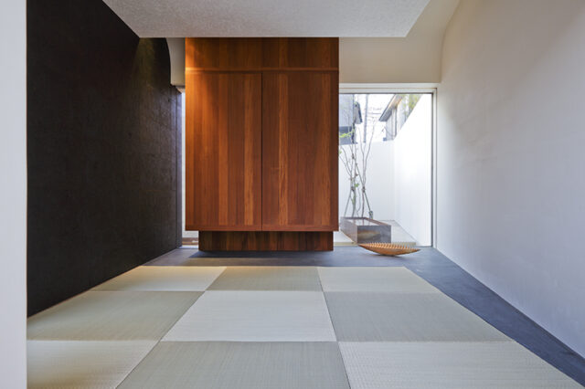 アネックス棟の離れのような和室。壁の一部を石川県輪島から職人を招いて漆塗りとし、琉球畳の周りにはリン酸処理した鉄を用いて床の間に見立てるなど、和モダンな空間を演出。
