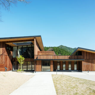 共用棟。中央の扉が入口。1階は中央に設けたフロントより左側に宿泊者専用レストラン、右側に外来者向けのレストランがある。エリア分けることで、内部で宿泊者と外来者の動線がぶつからないよう考慮した
