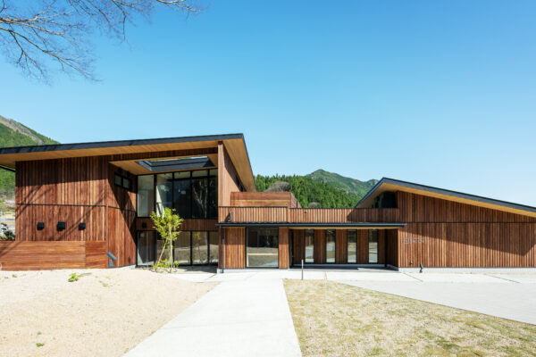 木材の温かみに溢れた3タイプの居室 非日常感が味わえる、五感で楽しむホテル