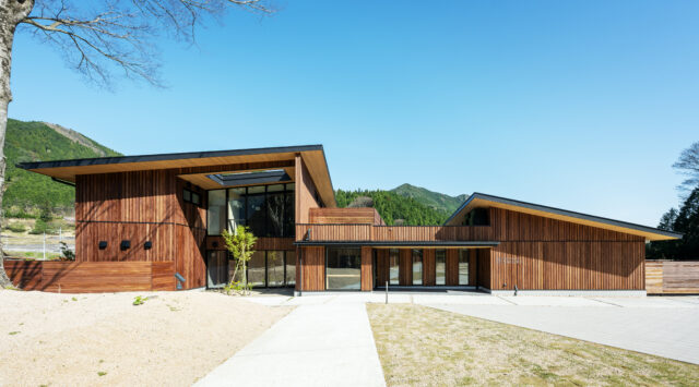 共用棟。中央の扉が入口。1階は中央に設けたフロントより左側に宿泊者専用レストラン、右側に外来者向けのレストランがある。エリア分けることで、内部で宿泊者と外来者の動線がぶつからないよう考慮した
