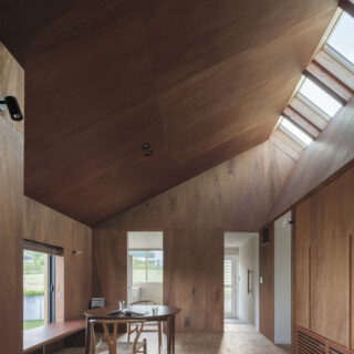 ダイニングに入ると、縦横無尽に視界が広がるような開放感に驚く。視線の抜けを熟考した窓計画の効果だ