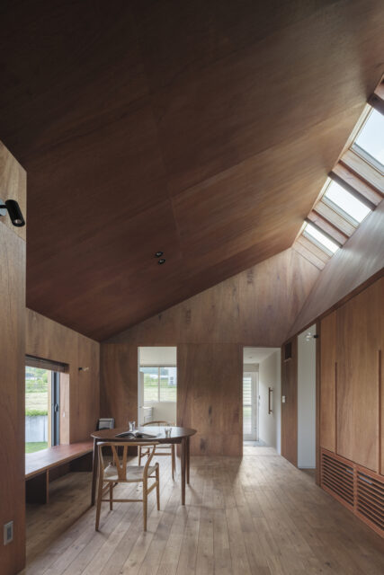 ダイニングに入ると、縦横無尽に視界が広がるような開放感に驚く。視線の抜けを熟考した窓計画の効果だ