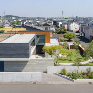 上部から見た家。3面が道路に接しており、全方向から建物が見える。箱を組み合わせたような建物のフォルムに加えて庭や植栽の配置を工夫し、視線を遮りプライバシー性を高めた