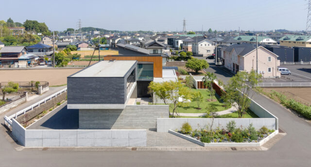 上部から見た家。3面が道路に接しており、全方向から建物が見える。箱を組み合わせたような建物のフォルムに加えて庭や植栽の配置を工夫し、視線を遮りプライバシー性を高めた