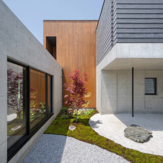 和室の庭は、砂利や苔を用いて雰囲気を合わせた。緑の苔の中に植えられた赤目紅葉のコントラストが映える